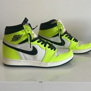 Nike Air Jordan 1 Retro High OG Visionaire Volt Mens 8 (W10) AJ1 Neon Yellow.